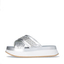 LIU JO Dreamy Sandal 05 
Plateau Slipper mit Nieten in Juwelen-Silber-Laminat-Effekt