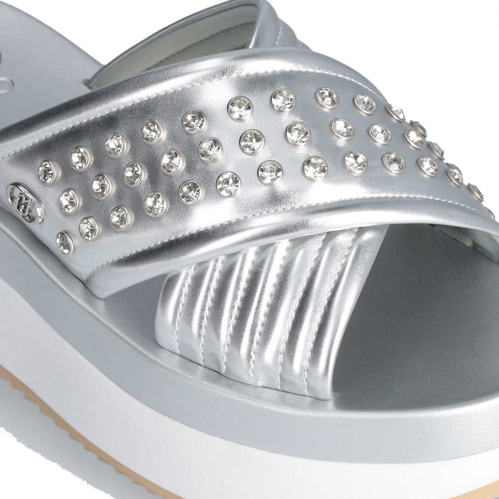 LIU JO Dreamy Sandal 05 
Plateau Slipper mit Nieten in Juwelen-Silber-Laminat-Effekt