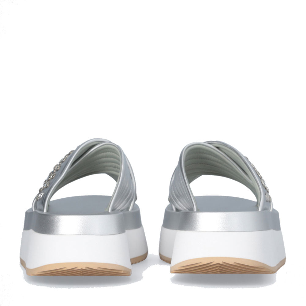 LIU JO Dreamy Sandal 05 
Plateau Slipper mit Nieten in Juwelen-Silber-Laminat-Effekt