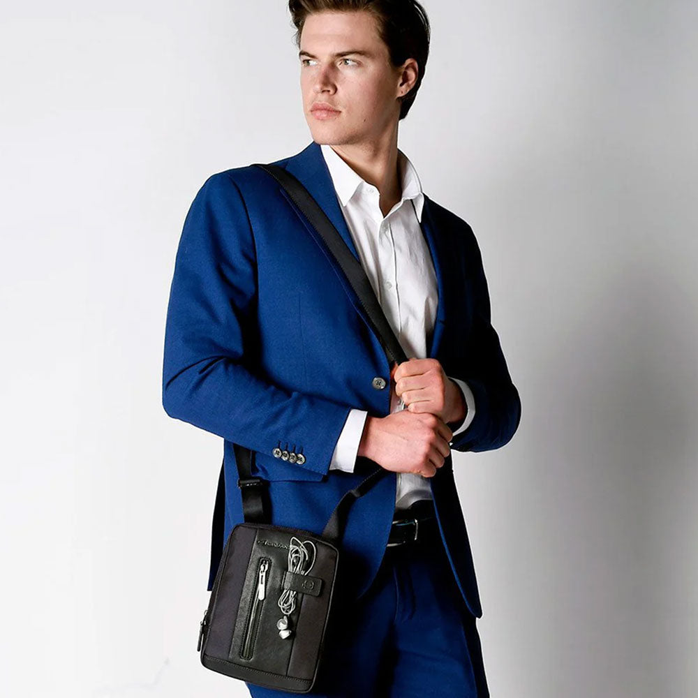 Borsello Uomo Porta iPad Mini - PIQUADRO linea Brief 2 CA3084BR2 in Tessuto e Pelle Blu