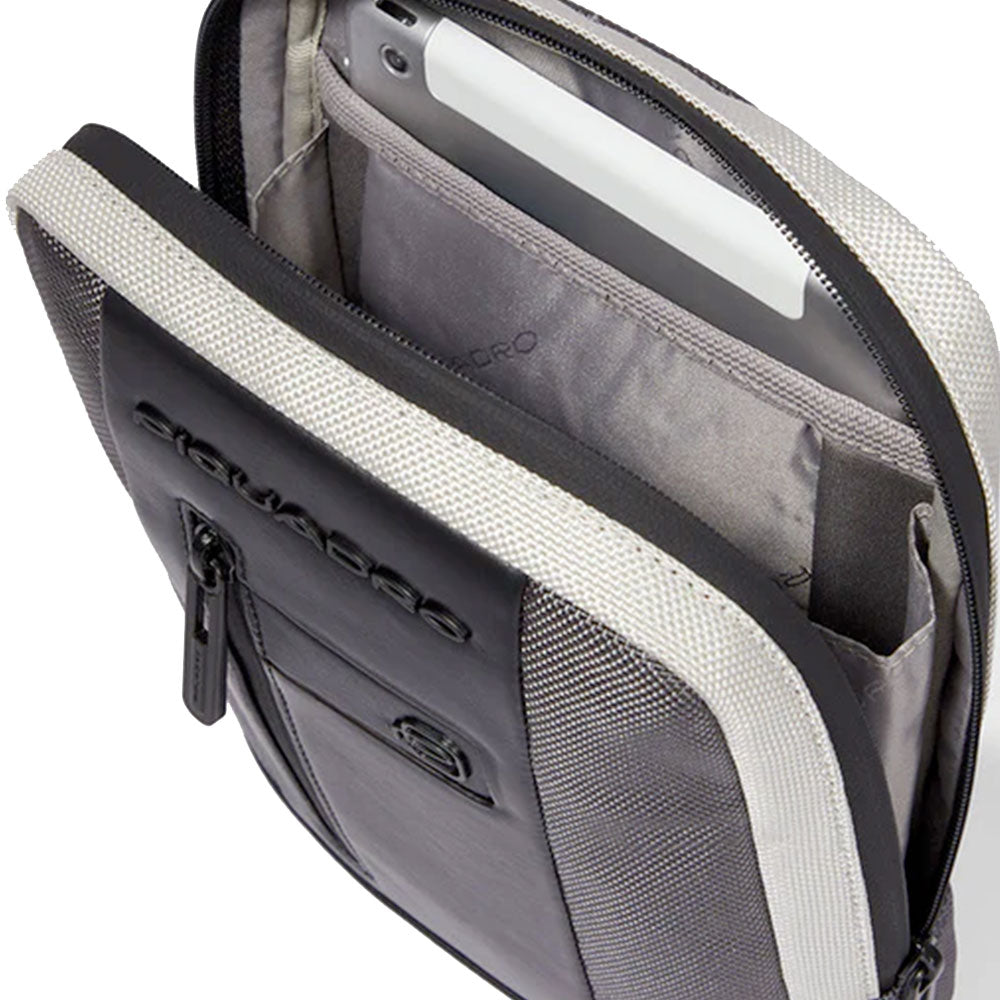 Herren-Umhängetasche PIQUADRO mit iPad-Mini-Fach aus Stoff und Leder in Grau-Schwarz Modell Brief 2 - CA3084BR2S