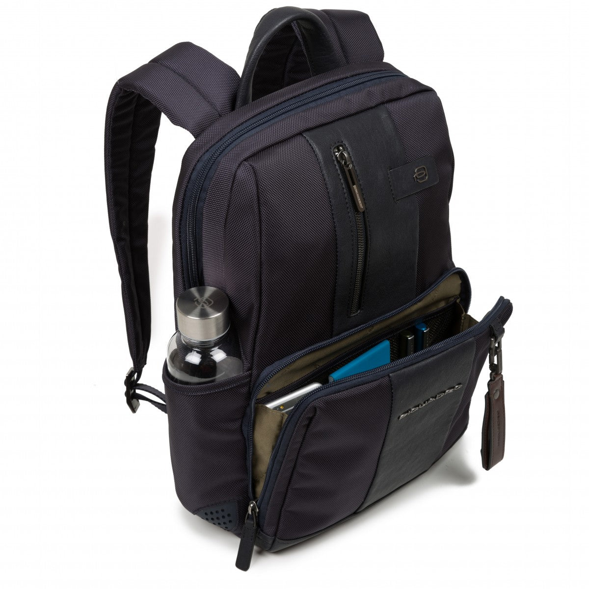 PIQUADRO Brief Line – CA3214BR2
Herren-Rucksack mit 14-Zoll-Laptopfach aus schwarzem Stoff und Leder