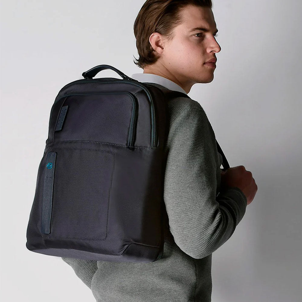 PIQUADRO PULSE P16 LINIE
15,6" PC- und iPad-Rucksack aus blauem Stoff - CA4174P16