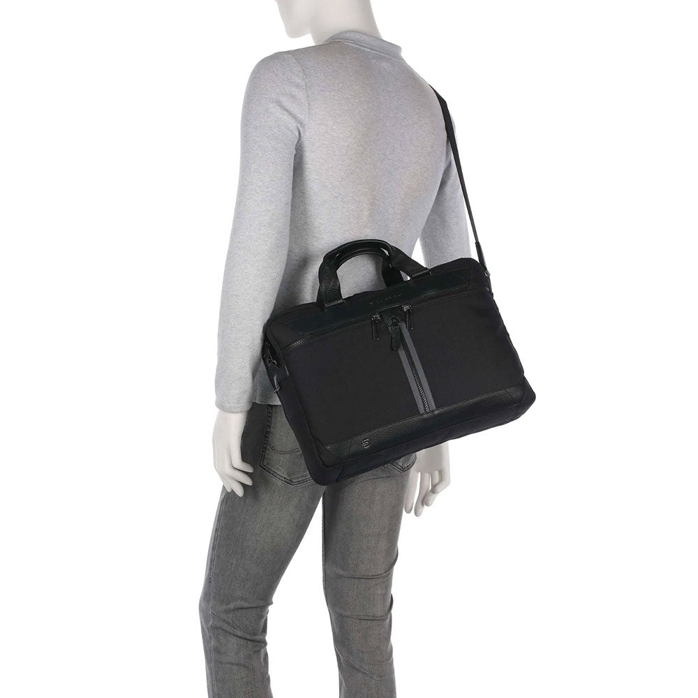 PIQUADRO Aktentasche aus schwarzem Stoff und Leder, 15,6" Laptop- und iPad-Halterung, Trakai-Linie – CA5528W109