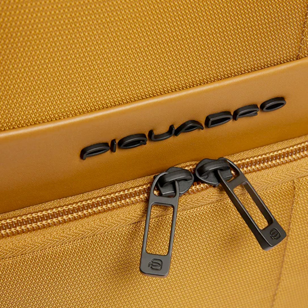 PIQUADRO Rucksack mit Laptopfach 15,6 Zoll aus Stoff und Leder in Gelb Modell Wollem - CA6239W129