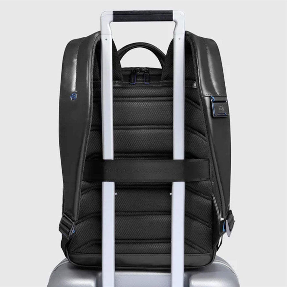 PIQUADRO Herrenrucksack, erweiterbar, mit 14"-Laptopfach, aus schwarzem Leder, Blue-Square-Linie – CA6311B2