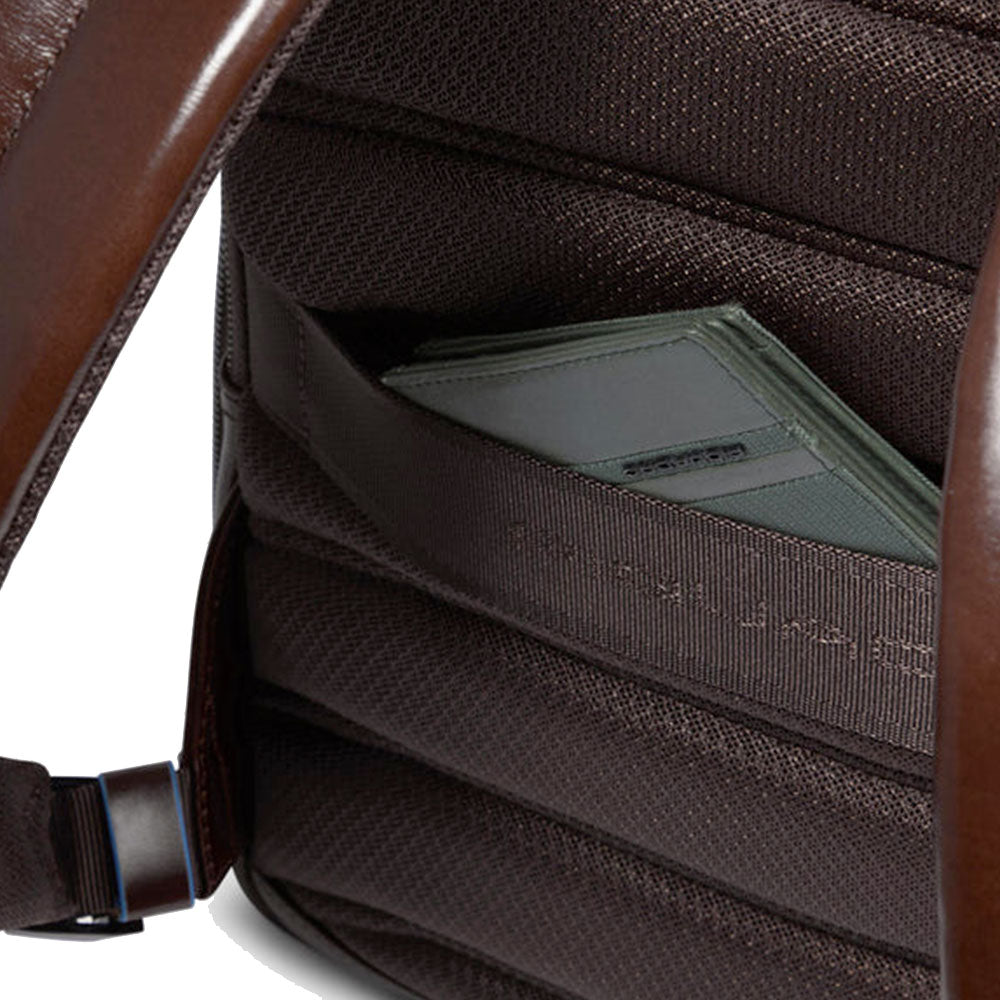 PIQUADRO Herrenrucksack, erweiterbar, mit 14"-Laptopfach, aus mahagonfarbenem Leder, Linie Blue Square – CA6311B2