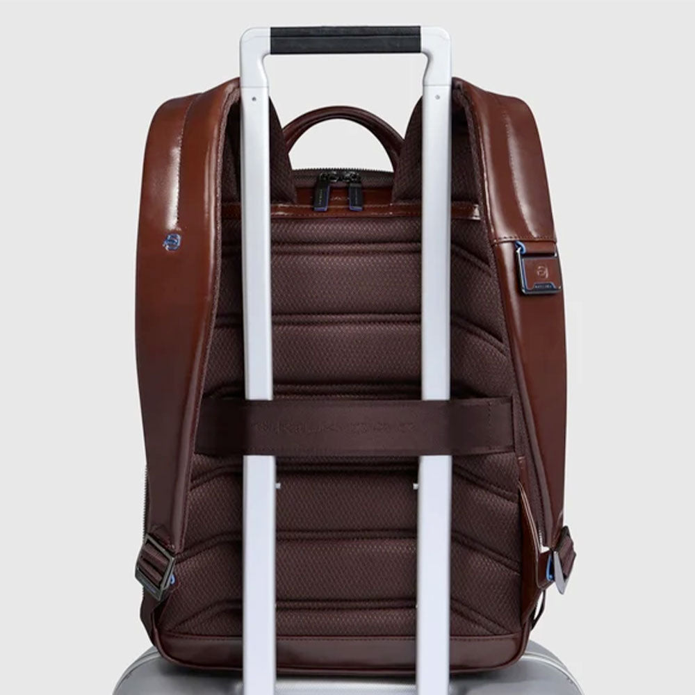 PIQUADRO Herrenrucksack, erweiterbar, mit 14"-Laptopfach, aus mahagonfarbenem Leder, Linie Blue Square – CA6311B2