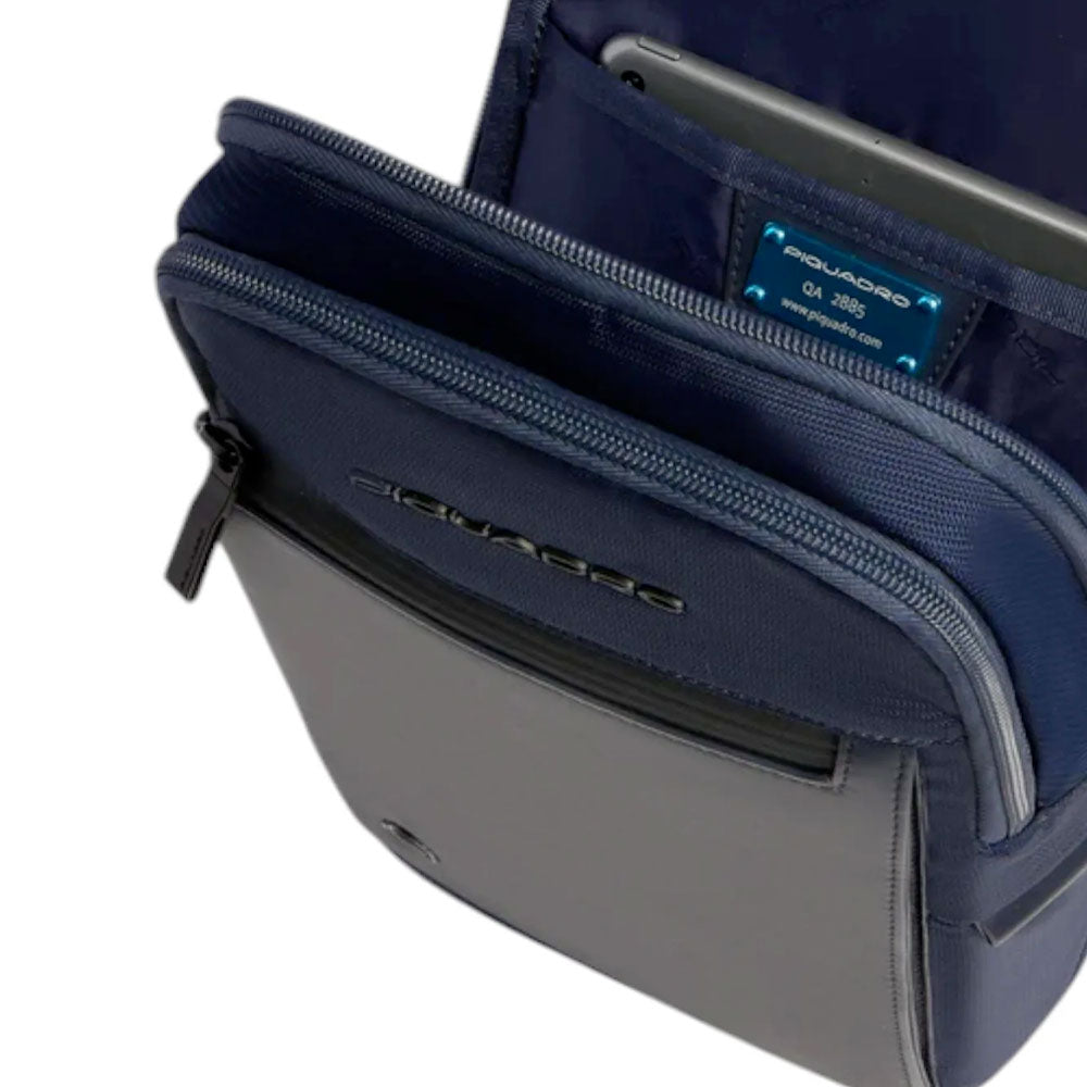 PIQUADRO Einschulter-Rucksack mit iPad-mini-Fach aus Stoff und Leder in Blau Modell Orion - CA6625S136
