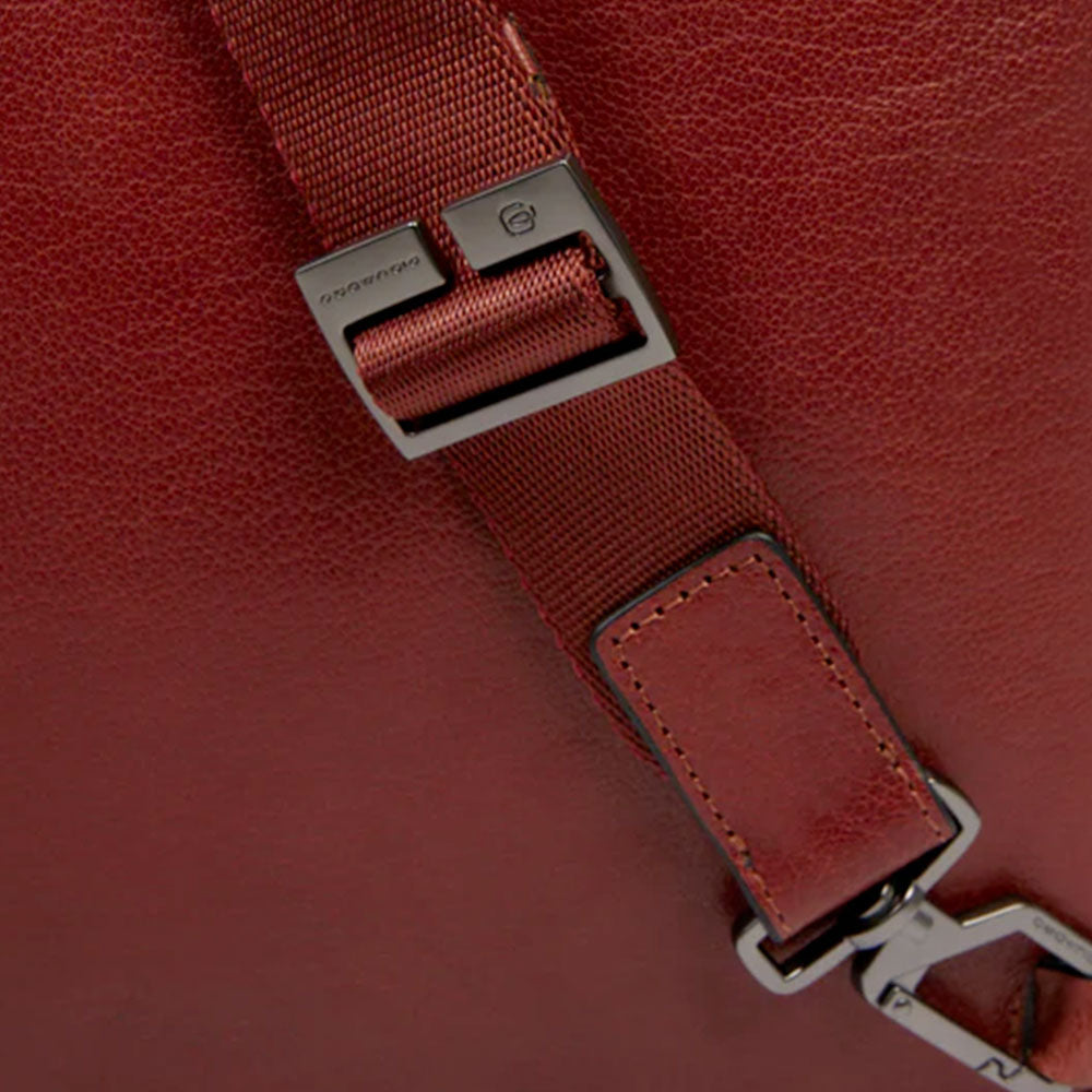 Herren-Umhängetasche mit iPad-Fach PIQUADRO Modell Solm aus cognacfarbenem Leder - CA7031S141