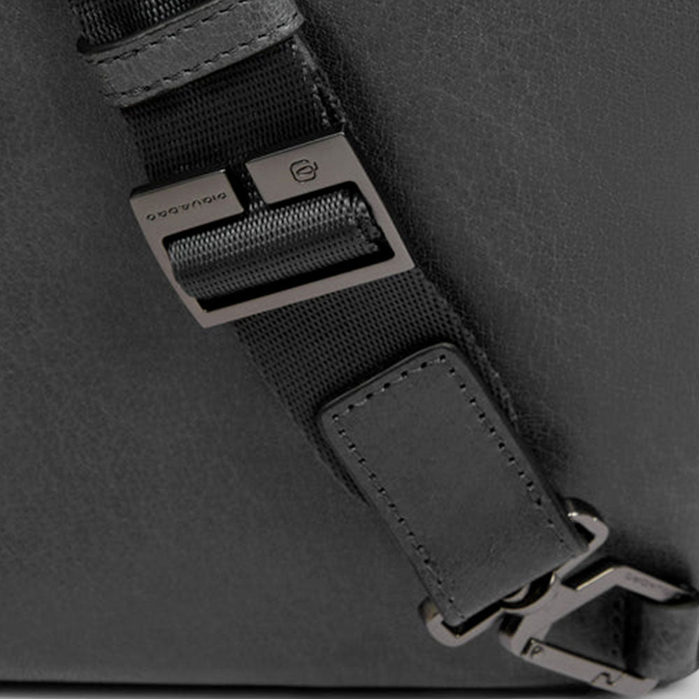 Herren-Umhängetasche mit iPad-Fach PIQUADRO Modell Solm aus schwarzem Leder - CA7031S141