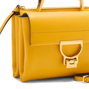 Damen-Henkeltasche mit Umhängeriemen COCCINELLE Modell Arlettis aus Leder in Soleado