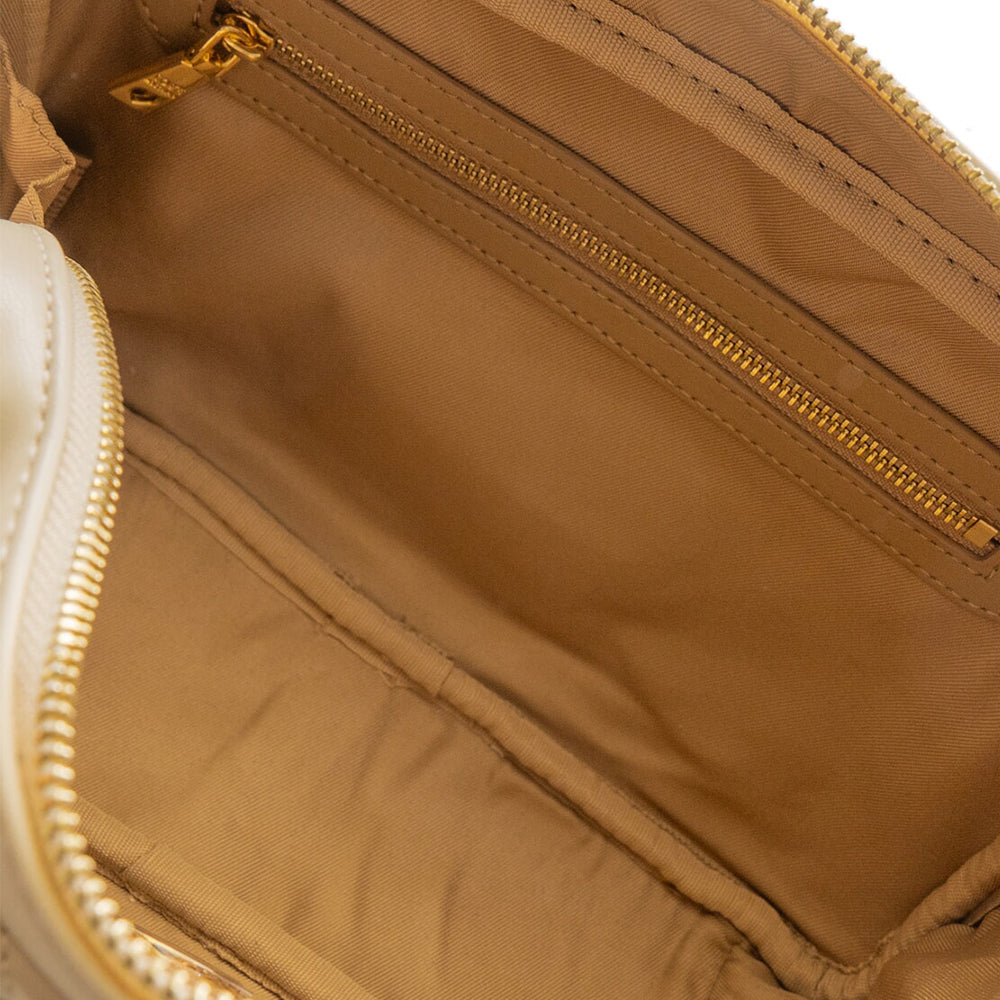 LOVE MOSCHINO Quilted Line
Gesteppte Umhängetasche in Elfenbein