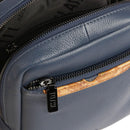 1A Classe Alviero Martini Trip Linie - LA85
Kleine Herrentasche aus Leder in der Farbe Denim 