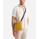1A Classe Alviero Martini Trip Linie 
Kleine Herrentasche in senfgelbem Leder LA85