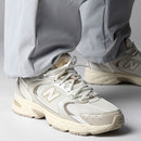 Scarpe Running NEW BALANCE Sneakers 530 in Tessuto Sintetico e Mesh colore Beige e Bone