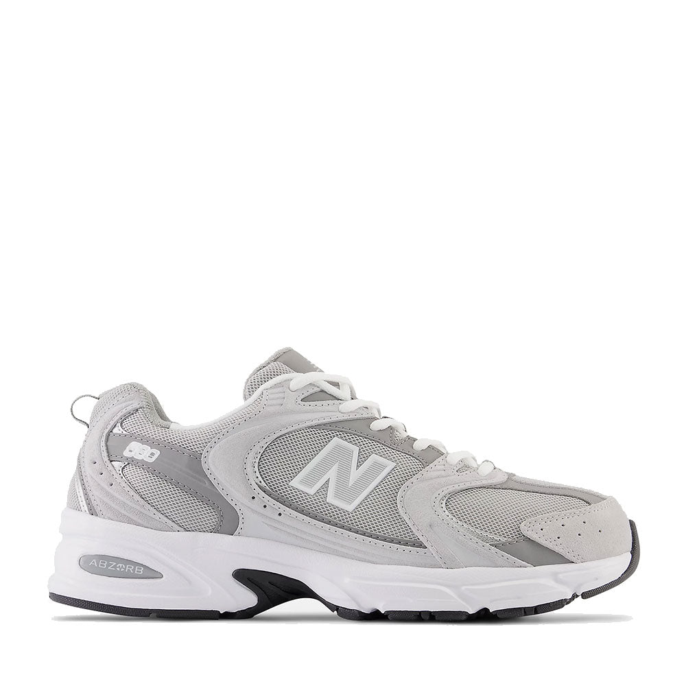 NEW BALANCE SNEAKERS 530 
Running Schuhe aus Leder und Mesh in Raincloud Shadow Grey und Silver Metallic Farbe