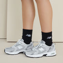 NEW BALANCE SNEAKERS 530 
Running Schuhe aus Leder und Mesh in Raincloud Shadow Grey und Silver Metallic Farbe