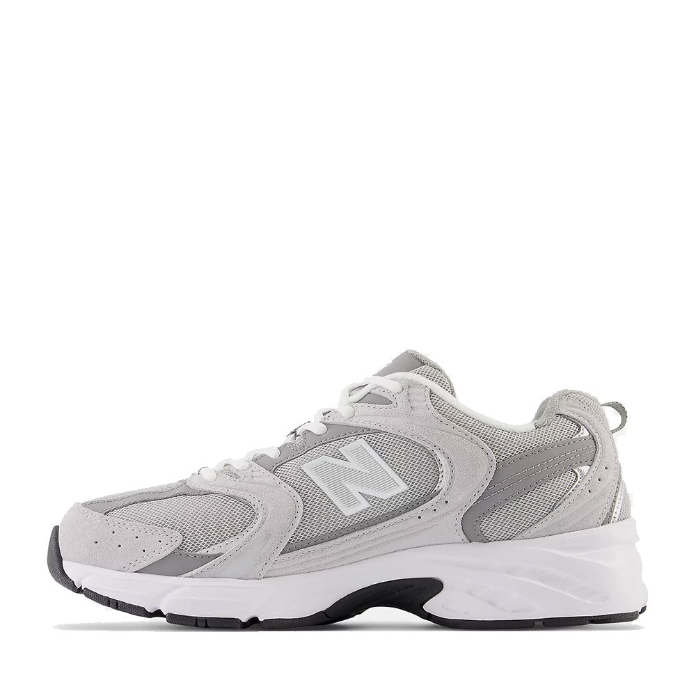 NEW BALANCE SNEAKERS 530 
Running Schuhe aus Leder und Mesh in Raincloud Shadow Grey und Silver Metallic Farbe