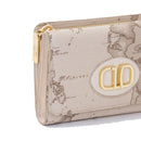 1A Classe Alviero Martini Sand Safari Geo Linie PO24
Damen Geldbörse mit Knopf 