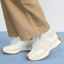 NEW BALANCE SNEAKERS 327
Damenschuhe aus Wildleder und Stoff in den Farben Leinen und Meersalz