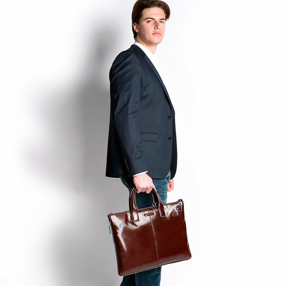 Cartella Sottile PIQUADRO con Porta Pc 15" Espandibile in Pelle Marrone Linea Blue Square - CA4021B2