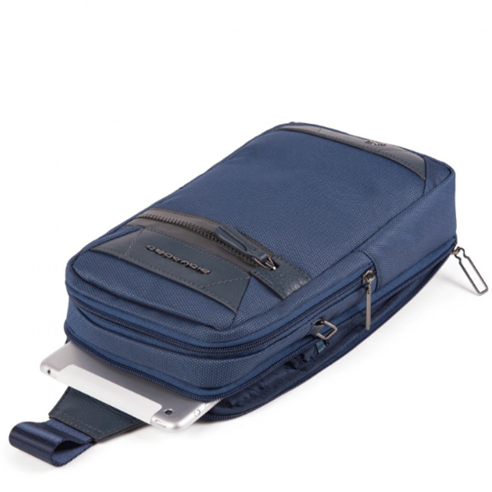 Monospalla Porta iPad mini PIQUADRO in Tessuto e Pelle Colore Blu linea Trakai