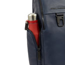 PIQUADRO Finn Linie
Herren-Rucksack mit 15,6-Zoll-Laptopfach aus blauem Leder – CA5989S123