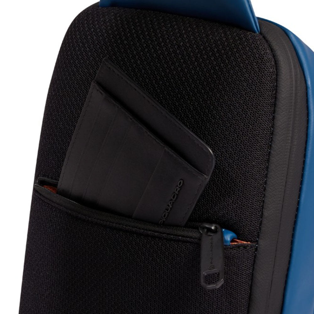 Herren-Umhängetasche PIQUADRO aus gummiertem Stoff in Blaugrau Modell Corner 2.0 - CA6466C2OW