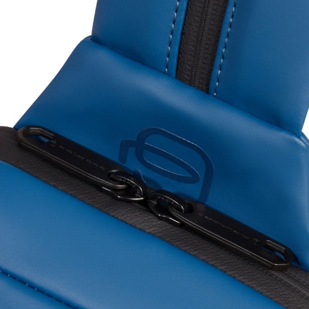 Herren-Umhängetasche PIQUADRO aus gummiertem Stoff in Blaugrau Modell Corner 2.0 - CA6466C2OW