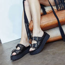 CULT Janis 4476 
Schwarze Hausschuhe aus gewebtem Leder