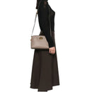 COCCINELLE Damen-Umhängetasche aus Leder der Linie Liya, Farbe Warm Taupe - Rosette