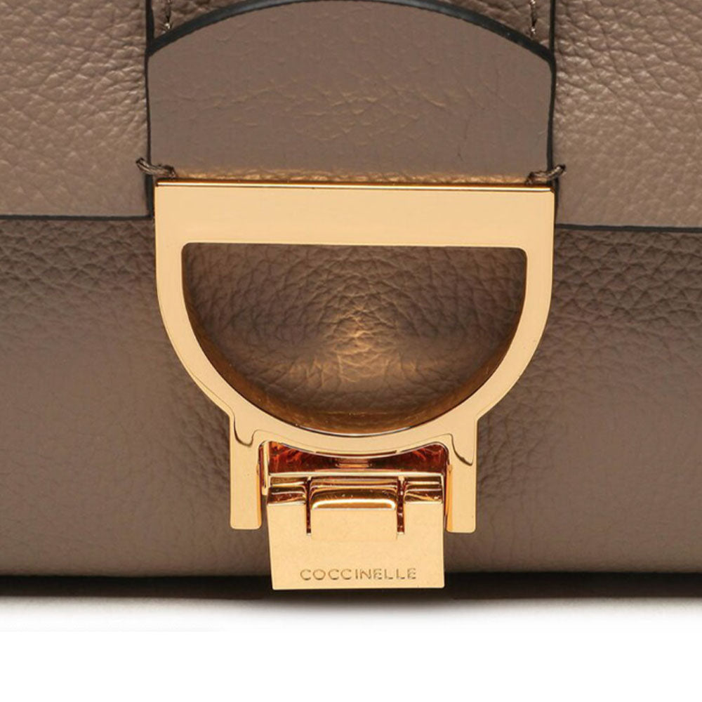 COCCINELLE Damen-Umhängetasche aus Leder der Arlettis-Linie in der Farbe Warm Taupe