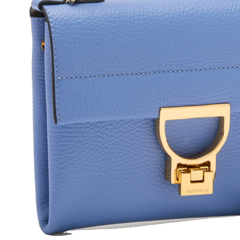 COCCINELLE Damen Handtasche mit Schultergurt aus Leder Arlettis Mini Line Farbe Azul