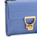 COCCINELLE Damen Handtasche mit Schultergurt aus Leder Arlettis Mini Line Farbe Azul