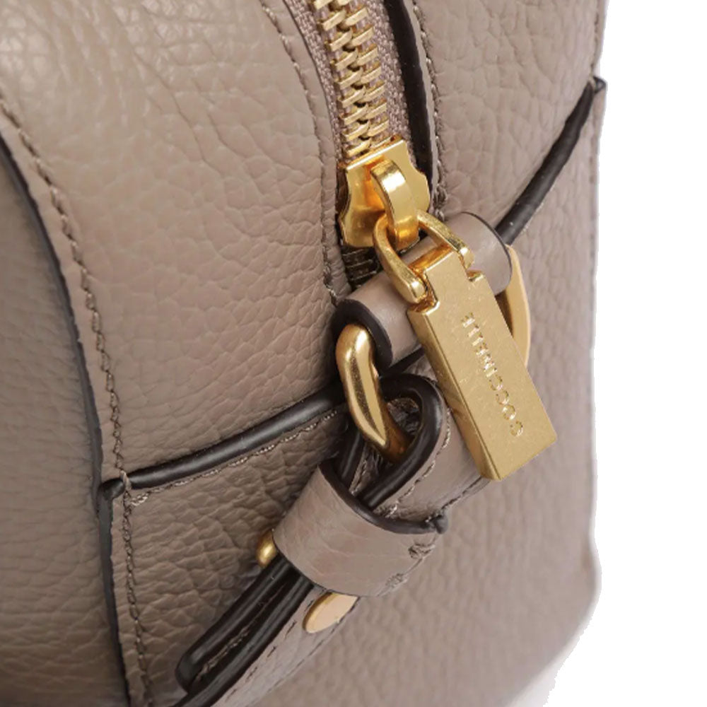 COCCINELLE BEAT SOFT LINIE
 Damen-Umhängetasche aus Warm Taupe Leder 