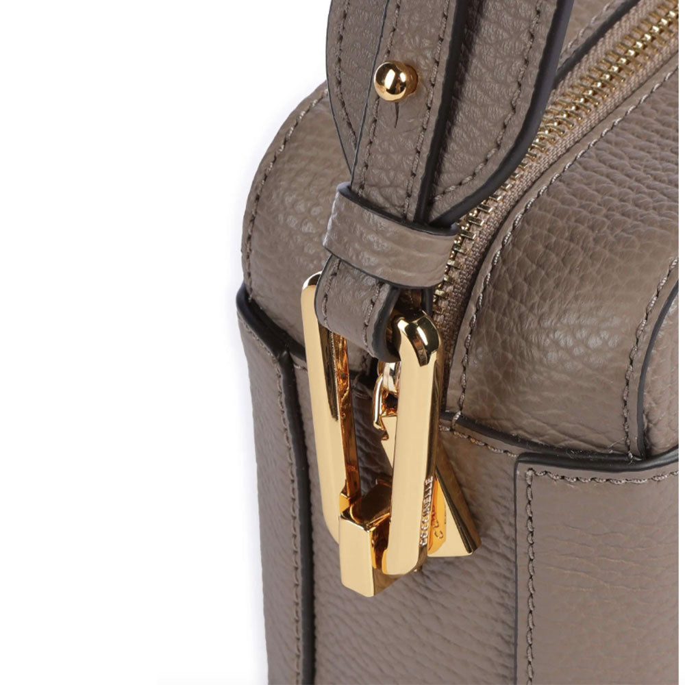 Borsa Donna a Tracolla chiusa con Zip COCCINELLE in Pelle Linea Liya Signature colore Warm Taupe