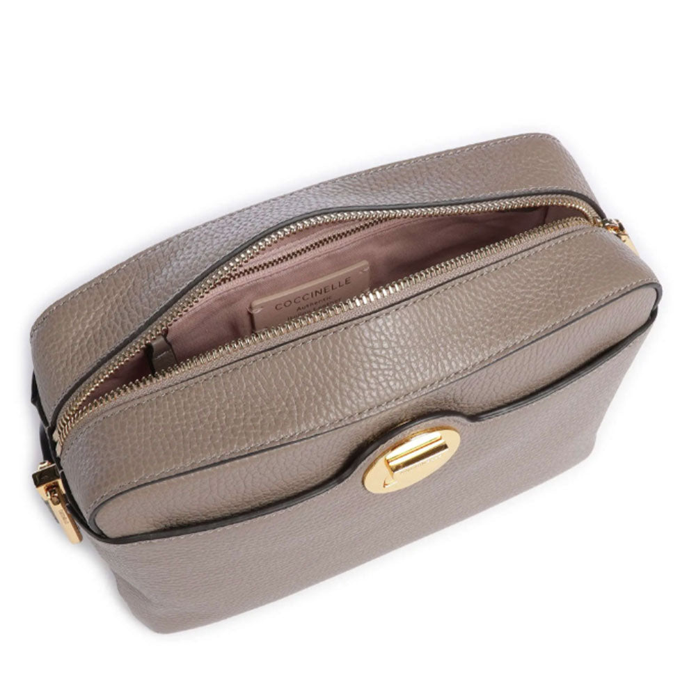 Borsa Donna a Tracolla chiusa con Zip COCCINELLE in Pelle Linea Liya Signature colore Warm Taupe