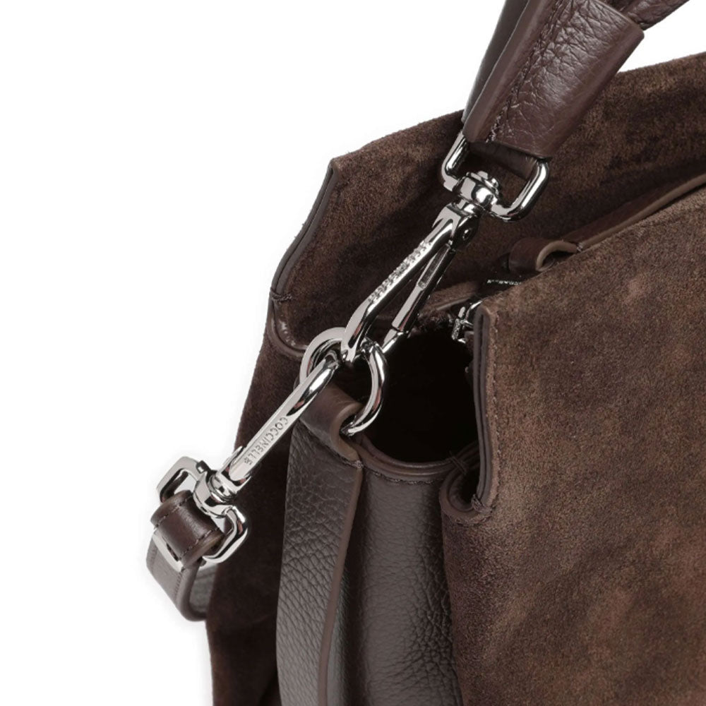 COCCINELLE Damenhandtasche aus Wildleder, Linie Boheme Suede, Farbe Fondant Brown