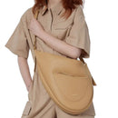 COCCINELLE Snuggie Medium Asymmetrical Damen Schultertasche aus frischem beigefarbenem Leder - Sunrise