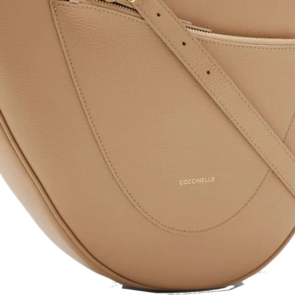 COCCINELLE Snuggie Medium Asymmetrical Damen Schultertasche aus frischem beigefarbenem Leder - Sunrise