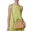 COCCINELLE Damen Handtasche Klichè Line aus frischem beigefarbenem Leder Größe Small