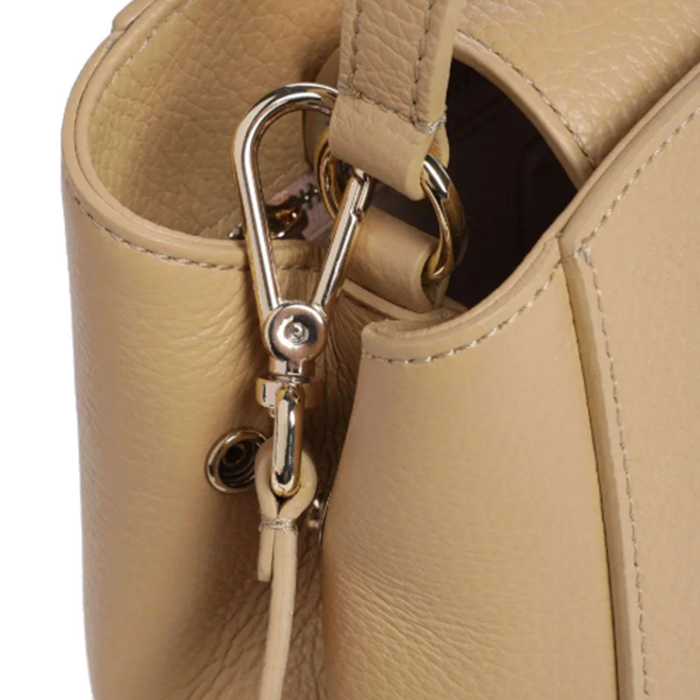 COCCINELLE Chara Linie 
Handtasche aus frischem beigefarbenem Leder