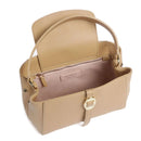 COCCINELLE Chara Linie 
Handtasche aus frischem beigefarbenem Leder