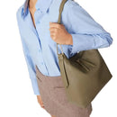 COCCINELLE Malory Linie
Hobo Bag aus Leder in Laurel Green