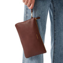 COCCINELLE New Best Soft Linie 
Damen Leder Clutch in Cola Farbe 