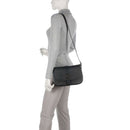 COCCINELLE Damen-Umhängetasche aus Leder der Magalù-Linie, Schwarz