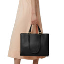 COCCINELLE HOP ON LINIE
Damen Handtasche und Umhängetasche aus Leder in Schwarz