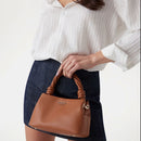 GUESS Damen Handtasche der Sansa Line in Cognac Farbe