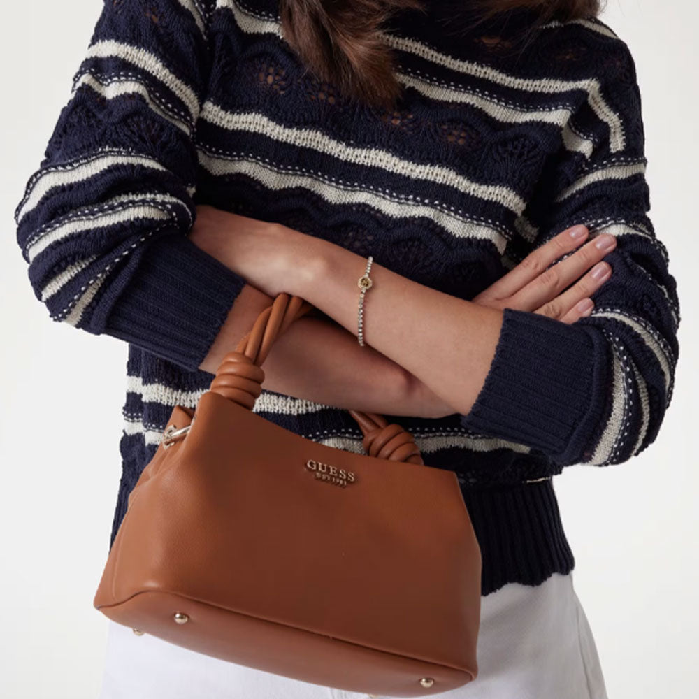 GUESS Damen Handtasche der Sansa Line in Cognac Farbe